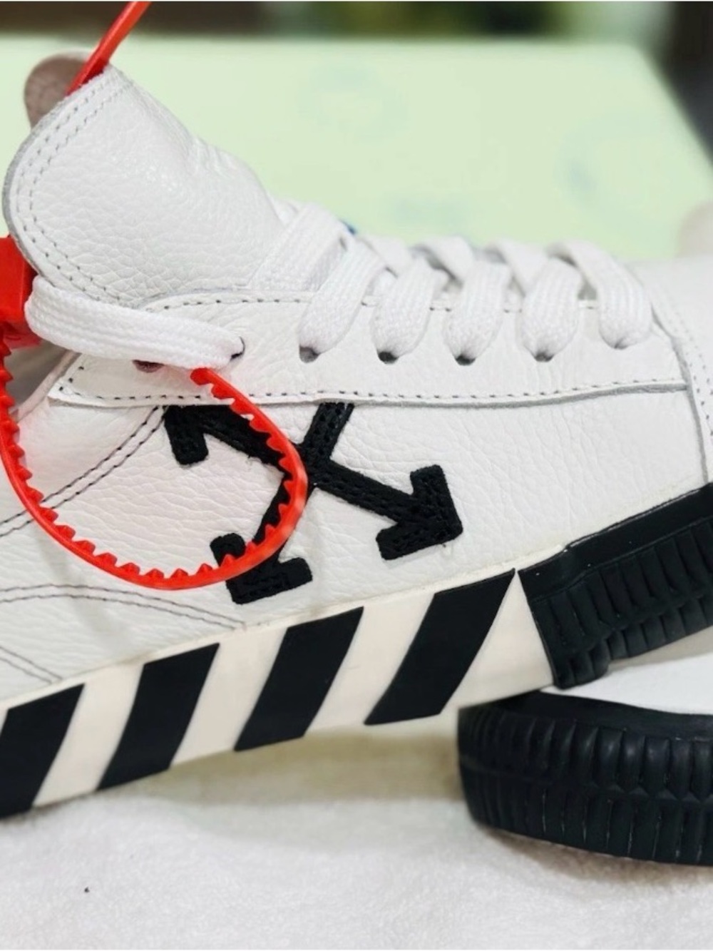 Off-White New Arrow Low Vulcanized Leather Sneakers White Black EU 37